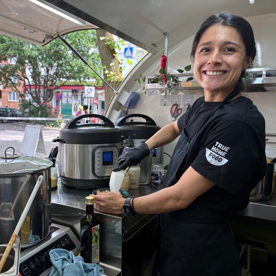 THF-Kochteam bereitet frisches Essen in der Catering-Truck-Küche zu